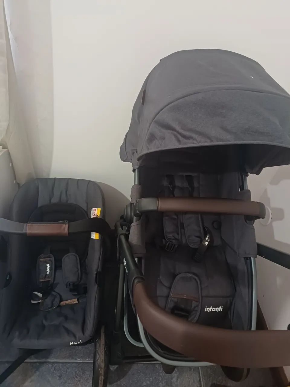 Carrinho com bebê conforto e cadeirinha de balanço 