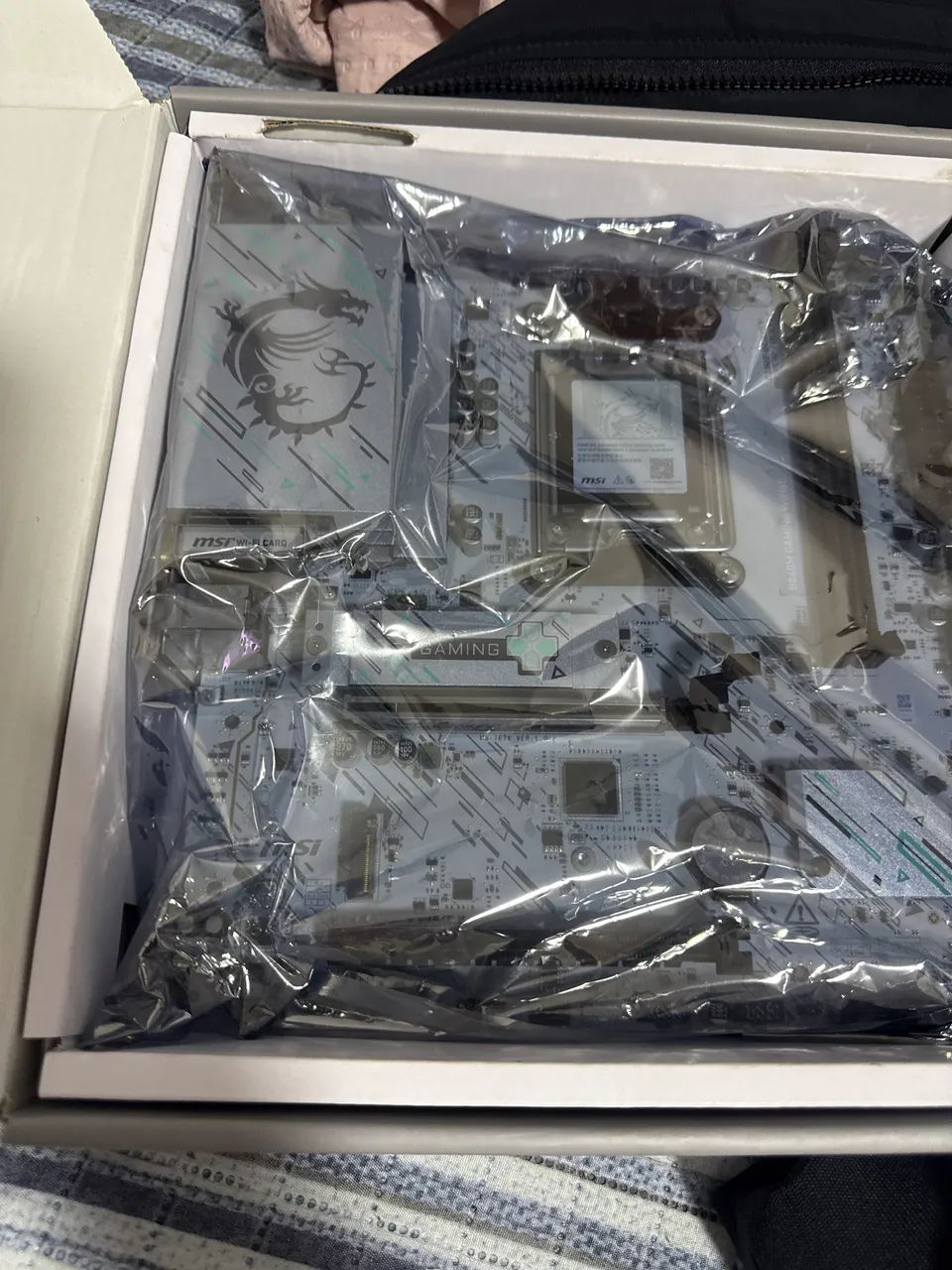 Placa mãe MSI B840 cor branca