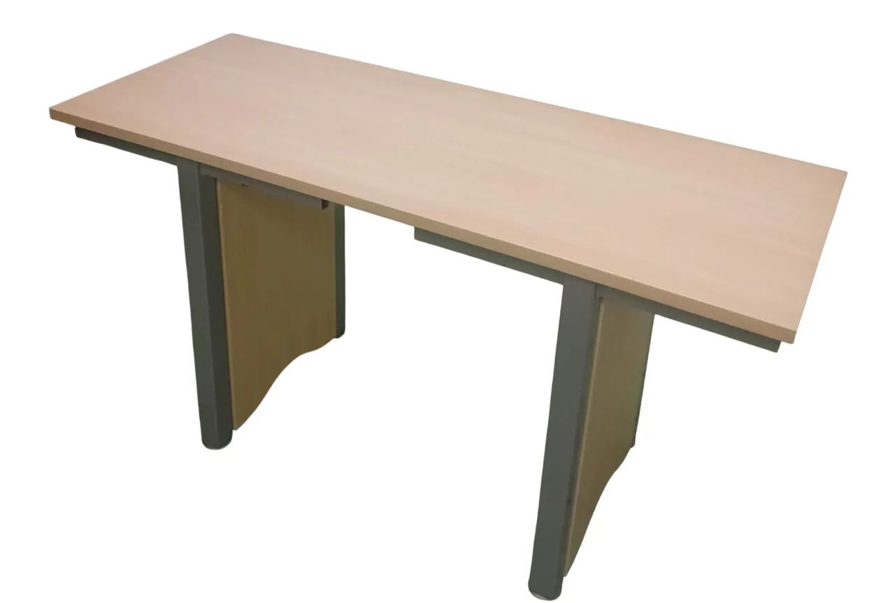 Mesa retangular medindo 1,40cm x 0,58cm