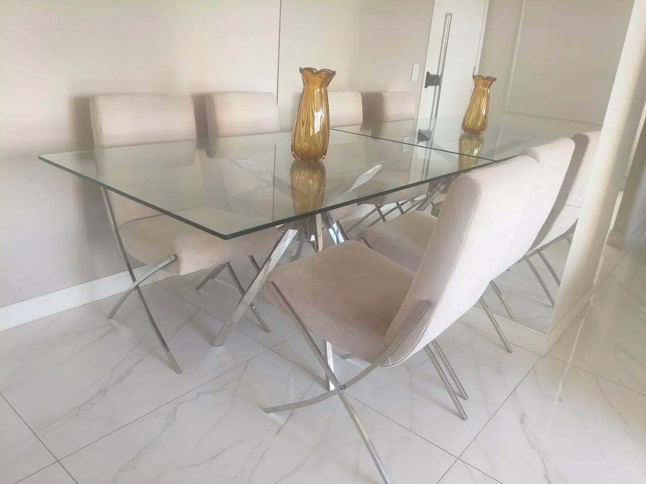 Mesa com base de inox com tampa de vidro, e quatro cadeiras. - Foto 3