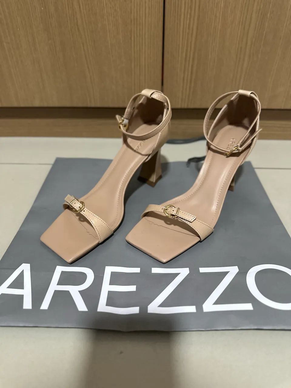 Linda sandália Arezzo 