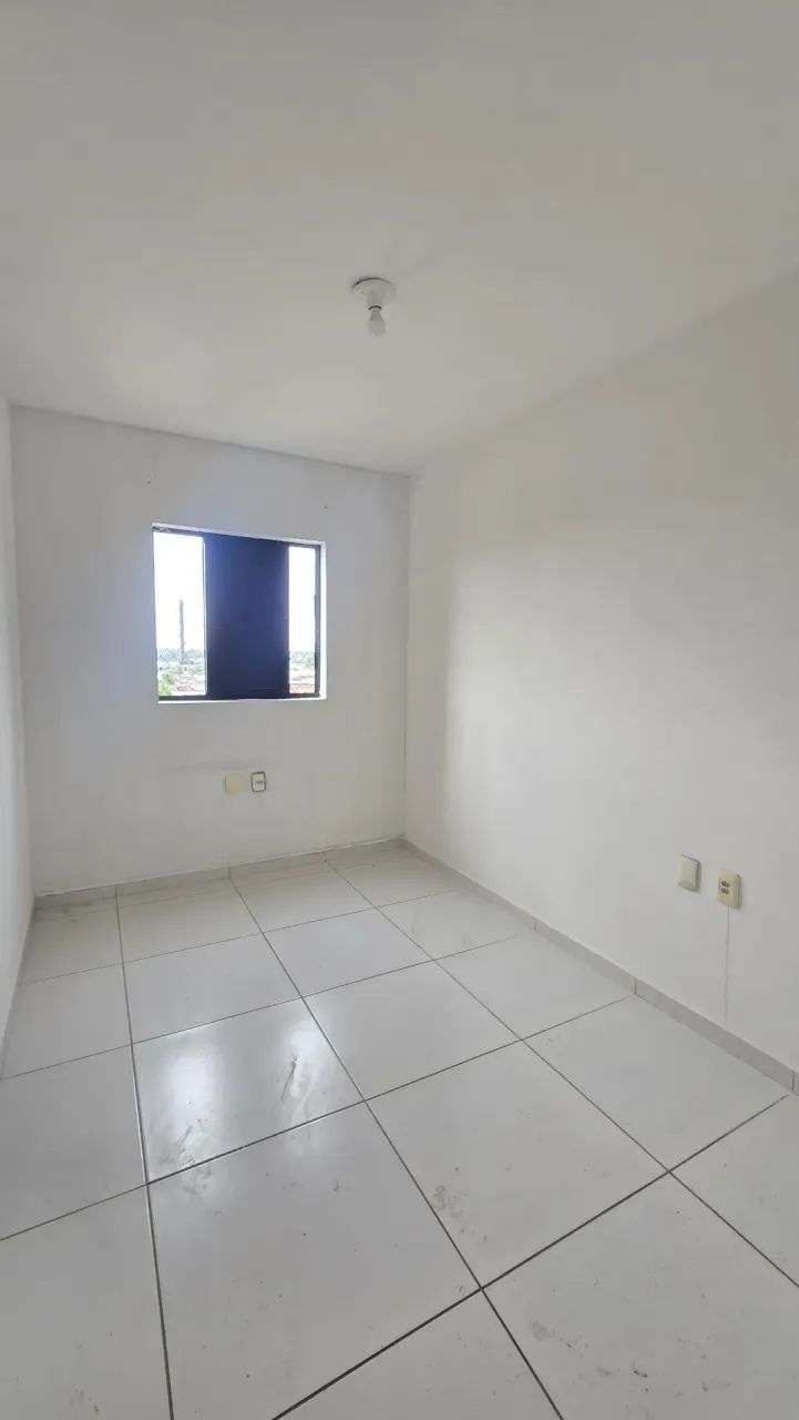 ALUGO APARTAMENTO COM 2/4 SENDO UM SUÍTE,  COM VARANDA! R$2.700,00 - Foto 2
