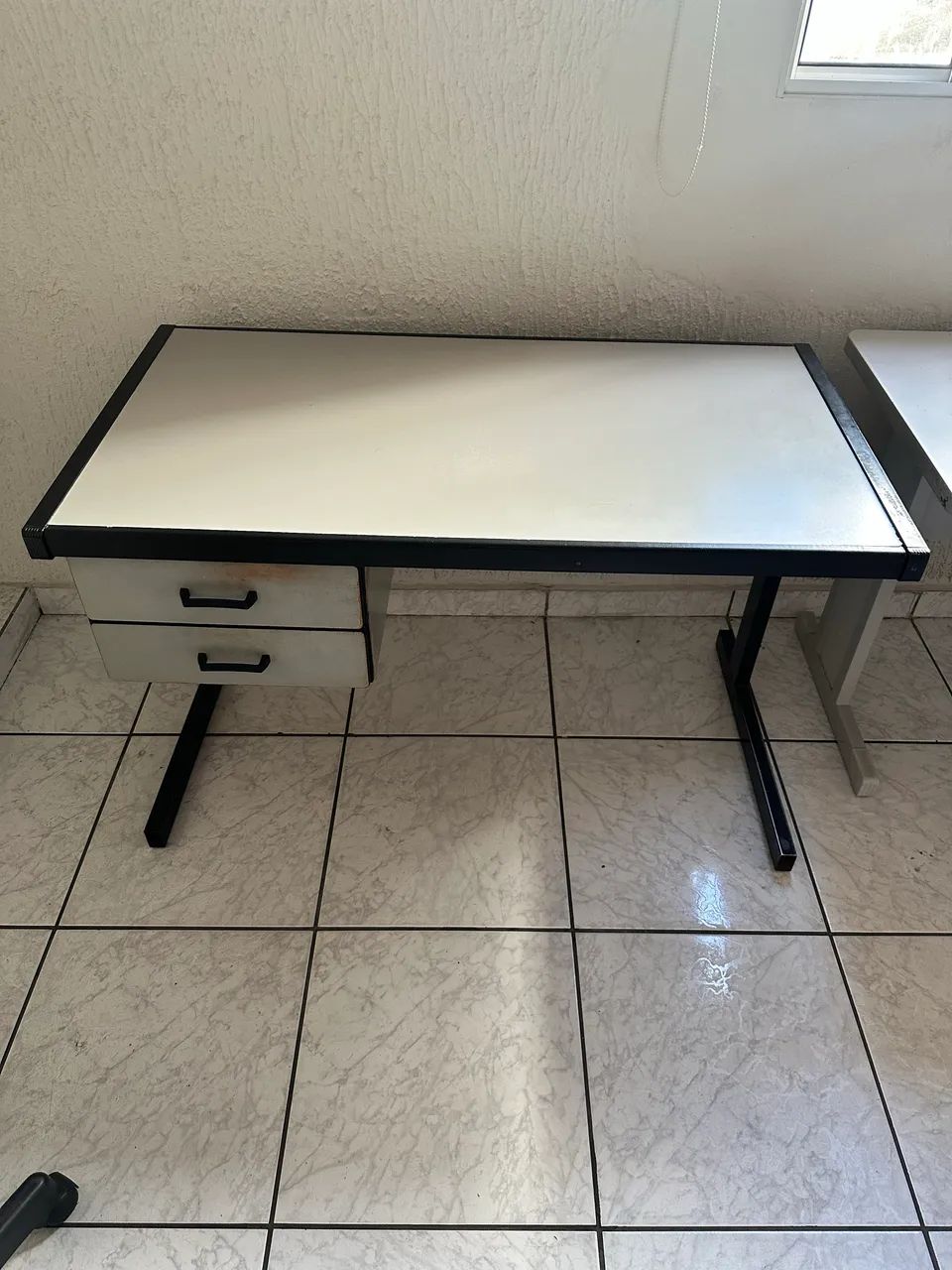 4 escrivaninhas e 2 arquivos