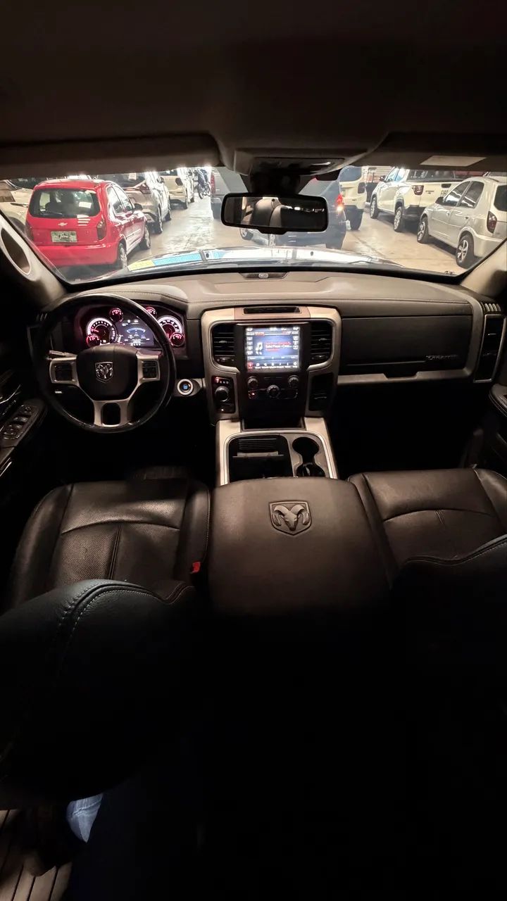 Ram Classic Laramie Night Edition 5.7 V8 16V Gasolina 4X4 Aut. 2022 - Foto 8