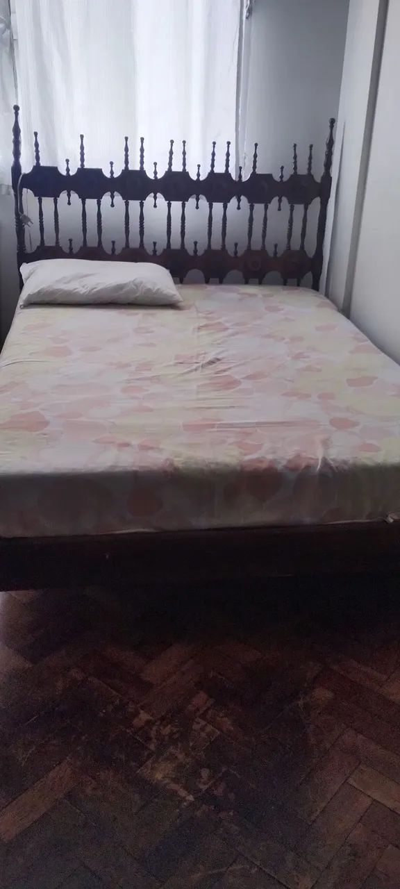 Vendo cama de casal , madeira maciça.( com colchão) 