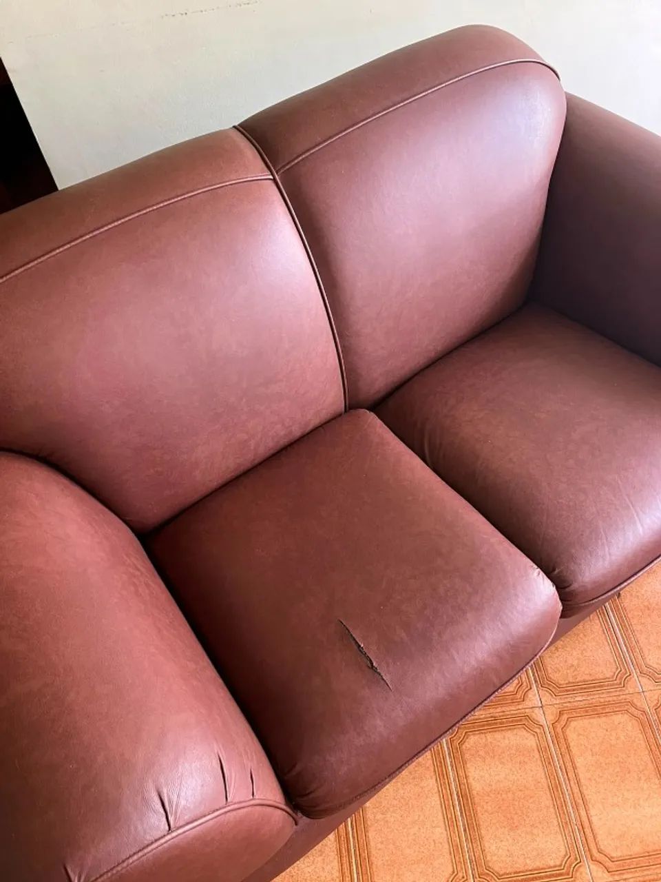 Sofá de couro 2 lugares