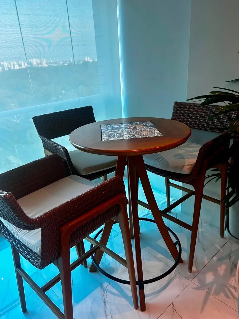 Vendo mesa linda estilo bar com 3 cadeiras