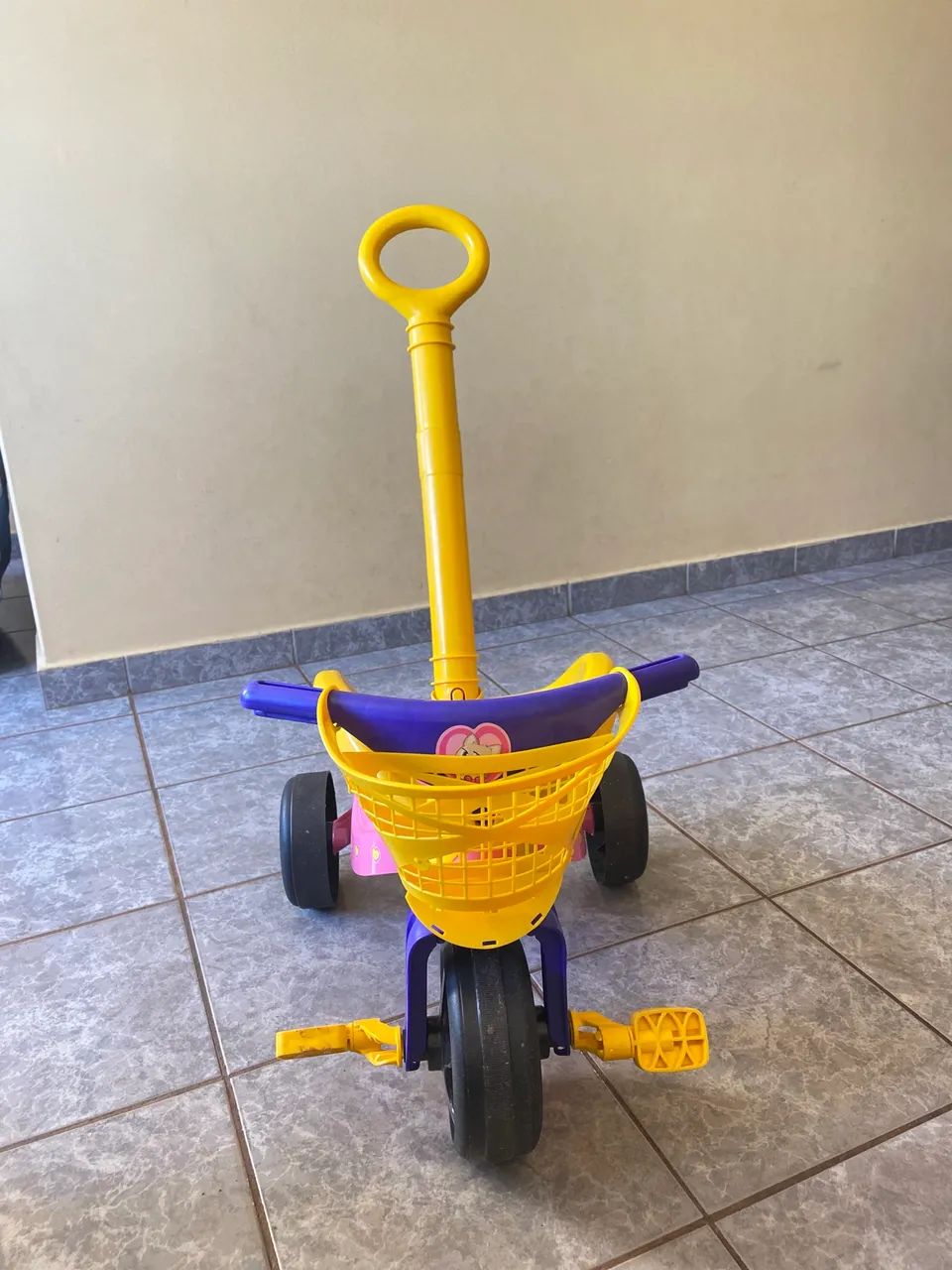 Triciclo infantil com empurrador 