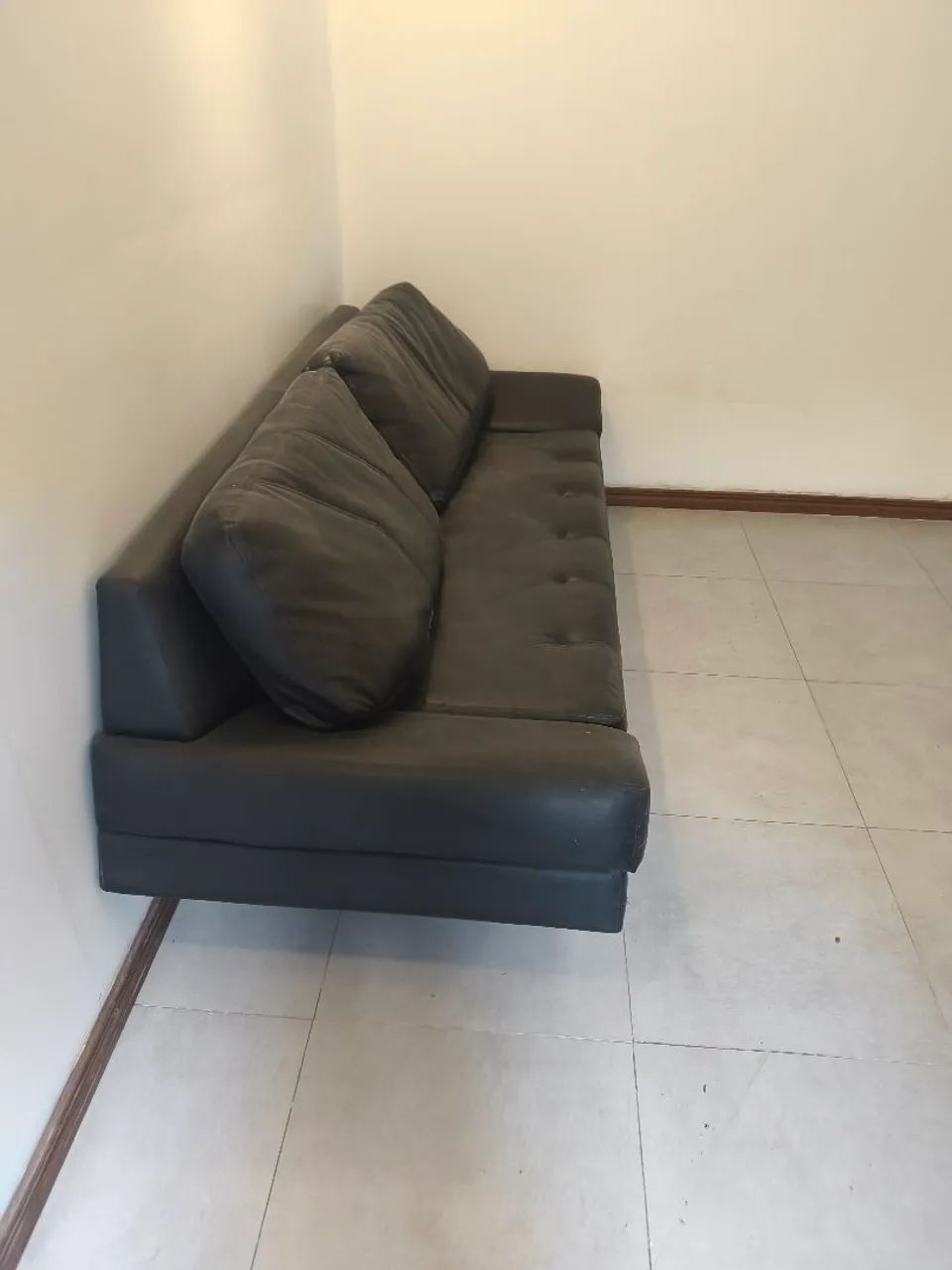 Vendo Sofá Couro, Madeira Maciça e Pés de Alumínio  - Foto 3