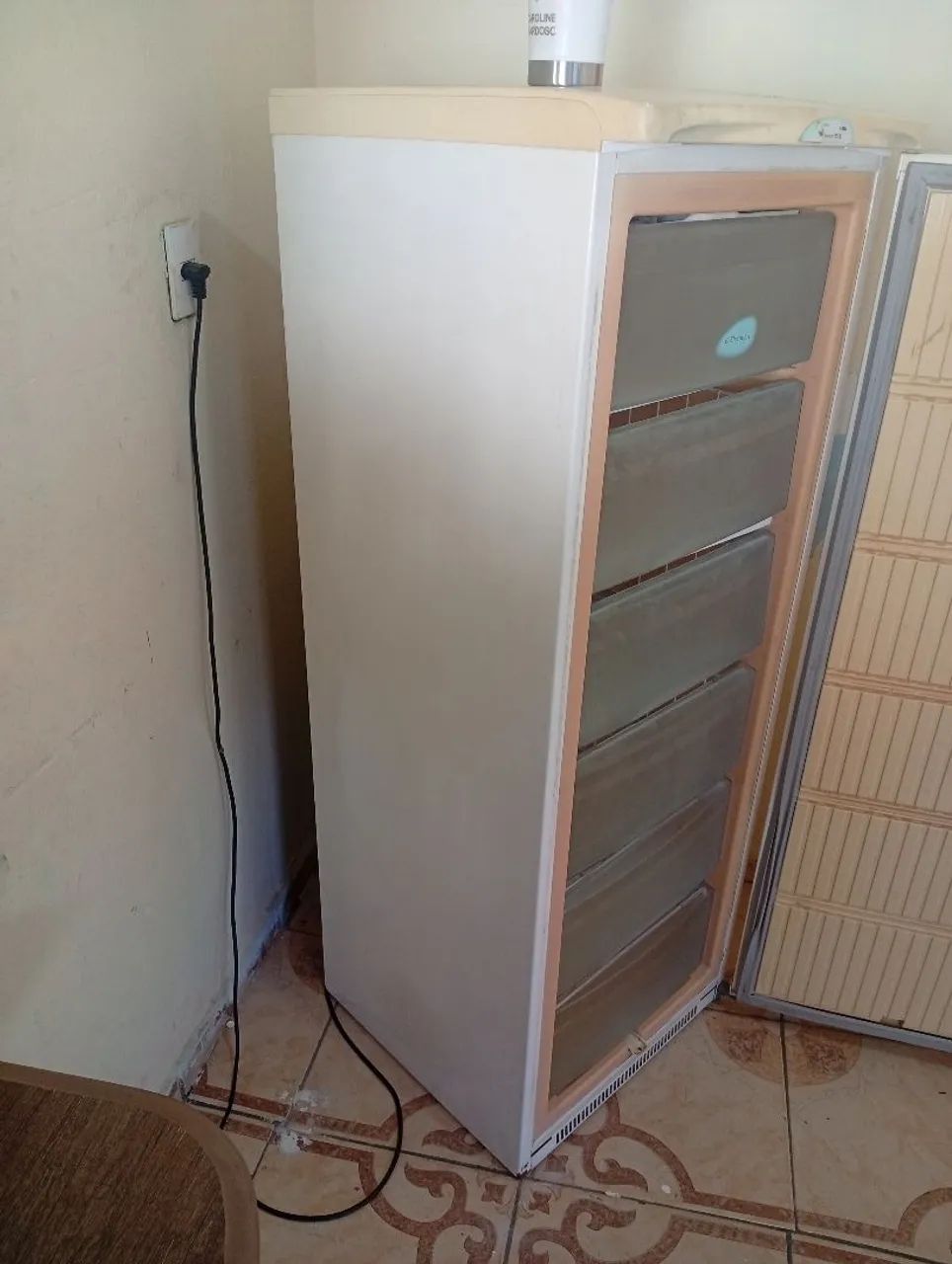 Freezer vertical Electrolux funcionando perfeitamente (127 volts) - Foto 3