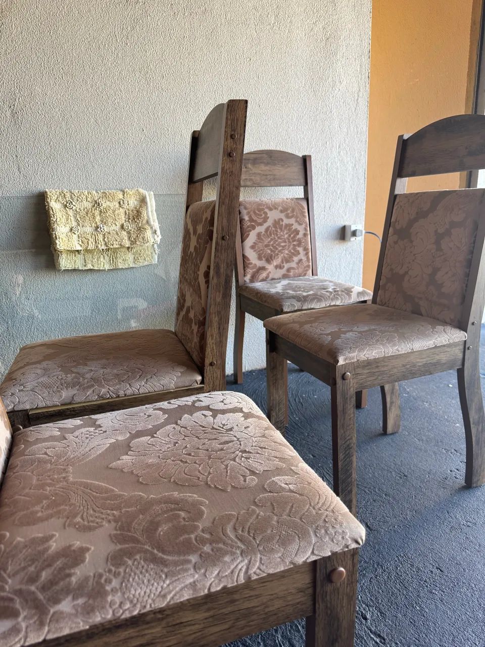 Mesa de madeira com tampo de vidro + 4 cadeiras estofadas - ótimo estado