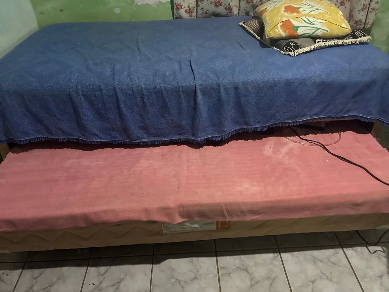Cama de solteiro com colchão auxiliar 