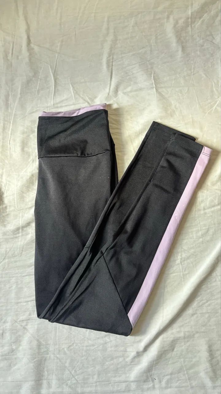 Calça preta de academia com detalhe rosa 