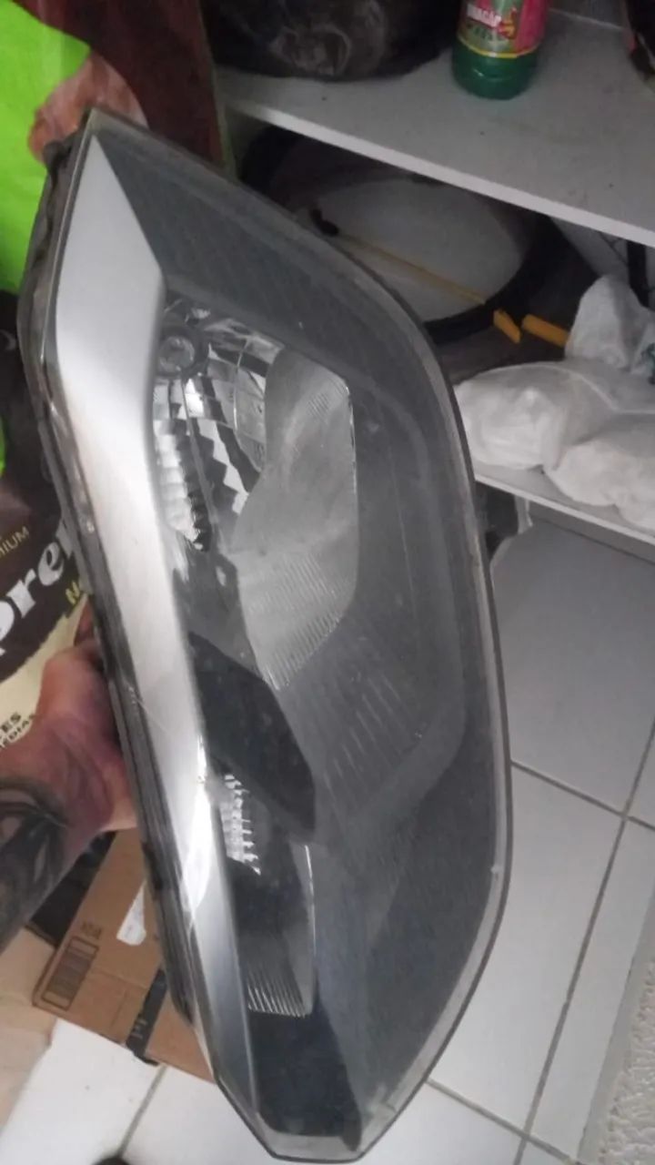Valor negociável!Farol externo Polo. Ano: 2025. - Peças para