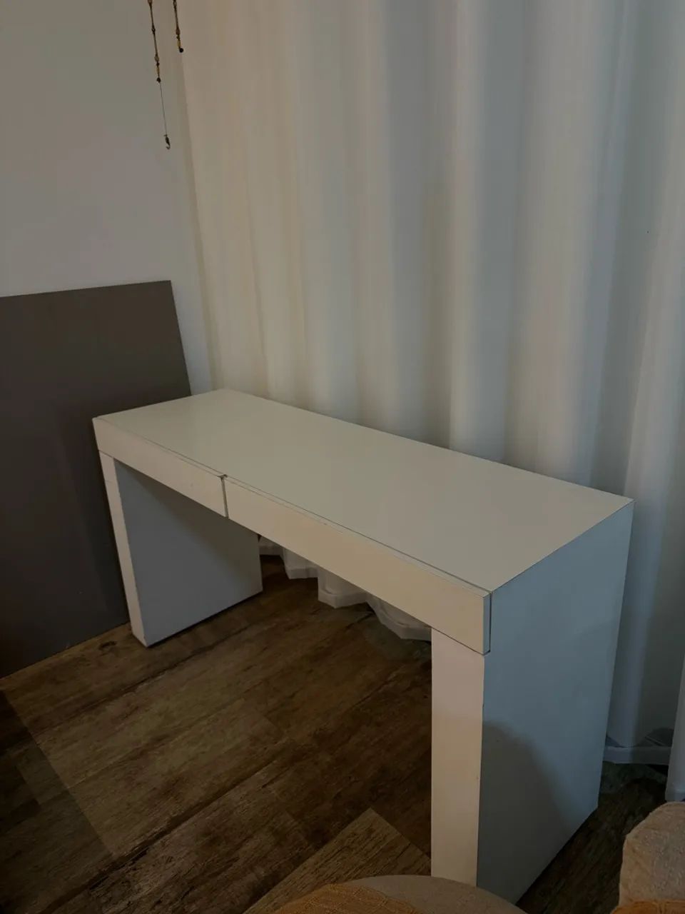 Mesa escrivaninha branco com 2 gavetas 