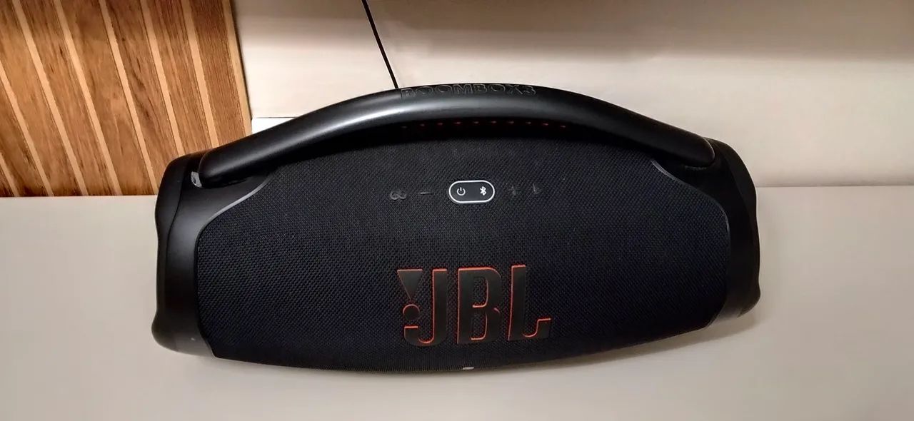 Vendo jbl bombox 3. Semi nova. 