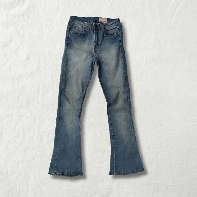  Calça Carmim Jeans Forever com detalhes em costura