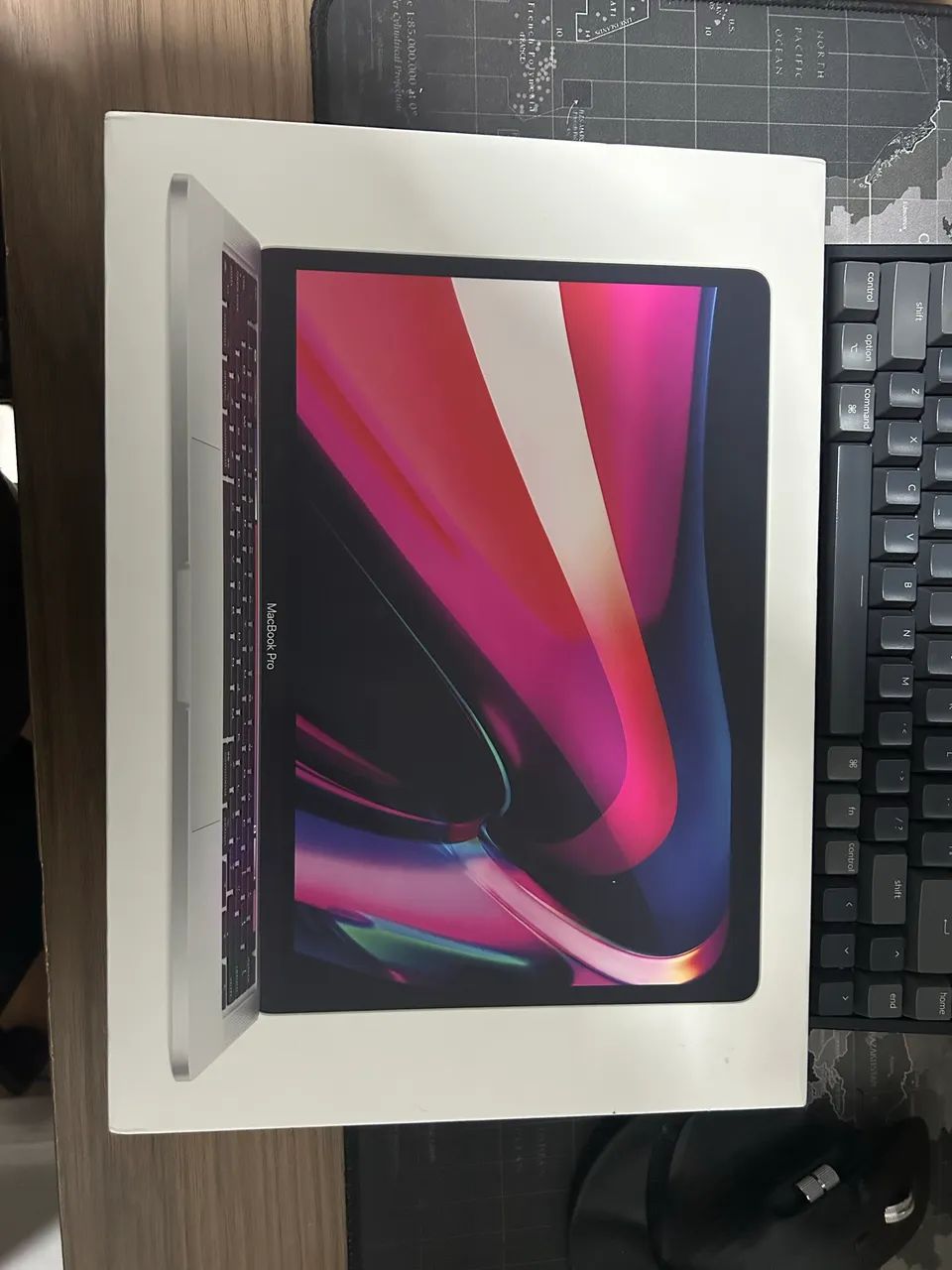 MacBook Pro M1 13? 256GB 8GB + Touch Bar | Caixa e Carregador