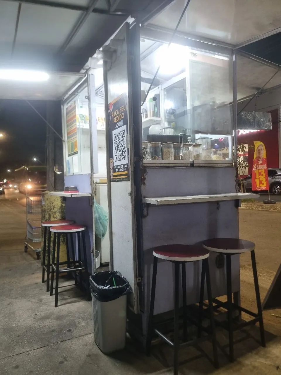 Vendo este trailer com toldo.