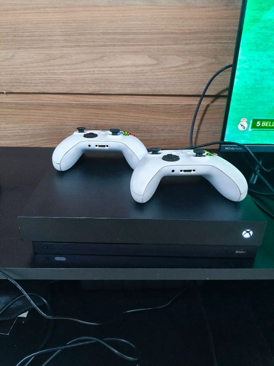 Xbox one X 1TB com 2 controles séries 