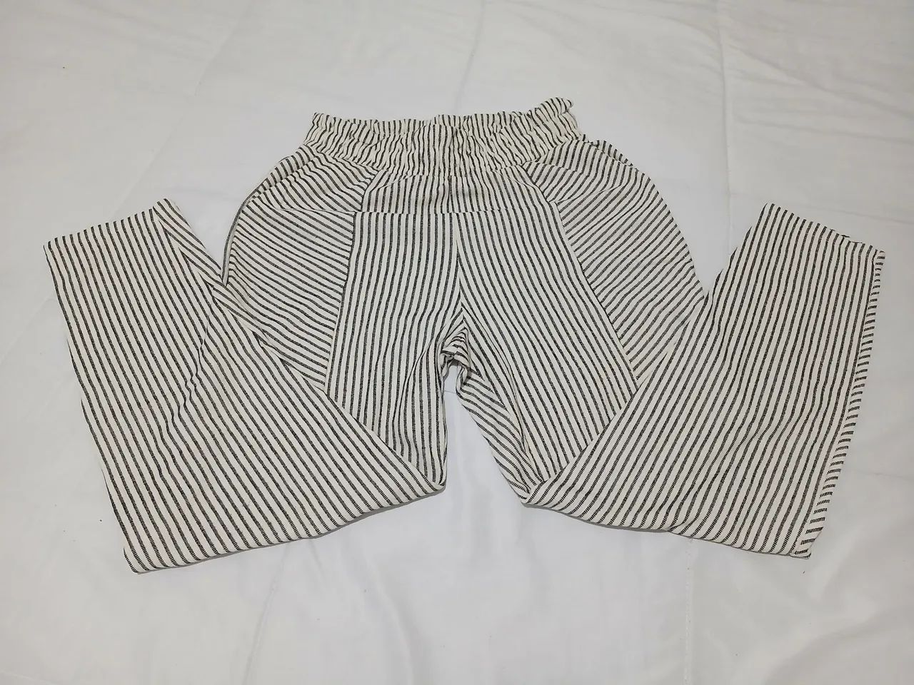 Calça com bolsos cintura alta P/M