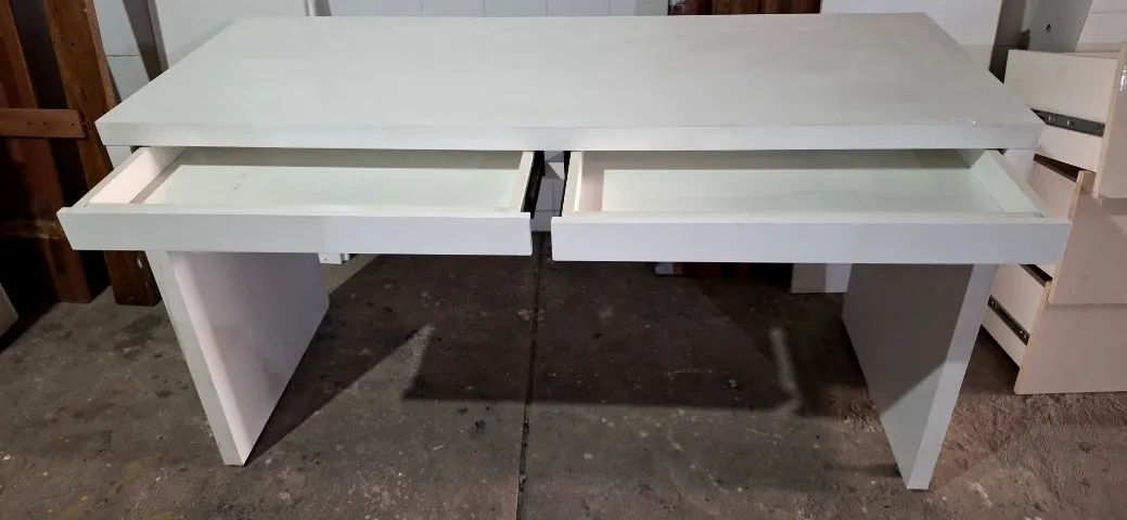 Mesa em MDF branco para estudo ou trabalho