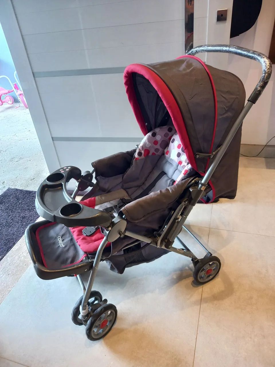Carrinho com bebê conforto Cosco  - Foto 2