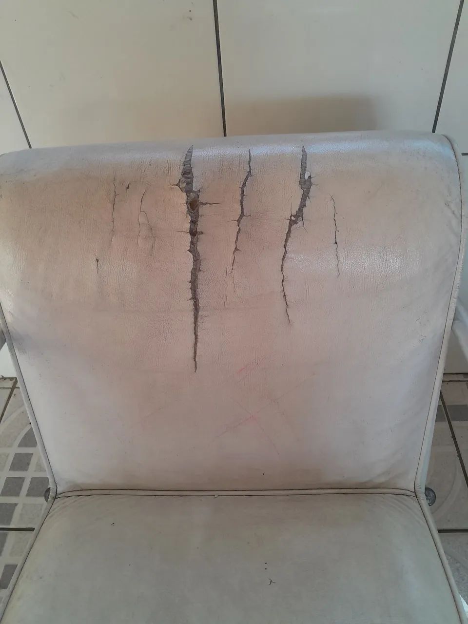 Vendo Cadeira corino branca  - Foto 4
