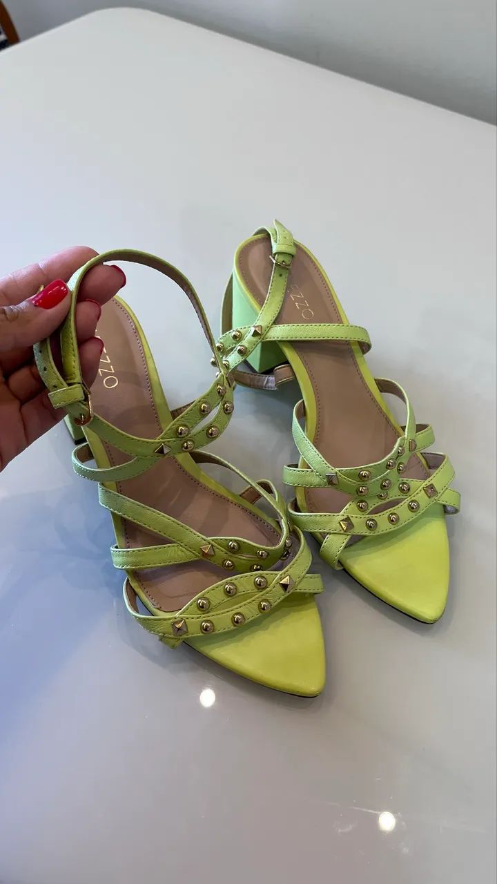 Sandália Arezzo Verde  Salto Bloco e Tachas