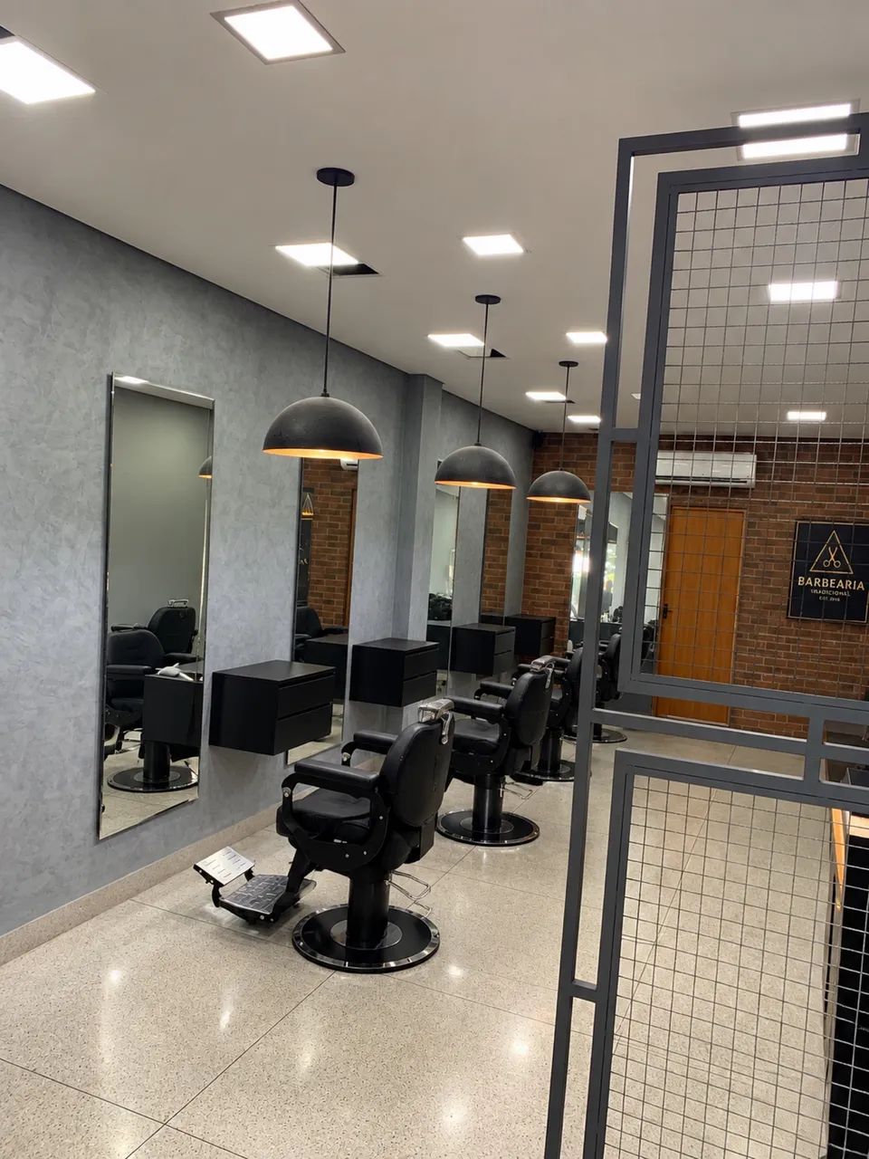 Vendo ponto de barbearia com 4 cadeiras 