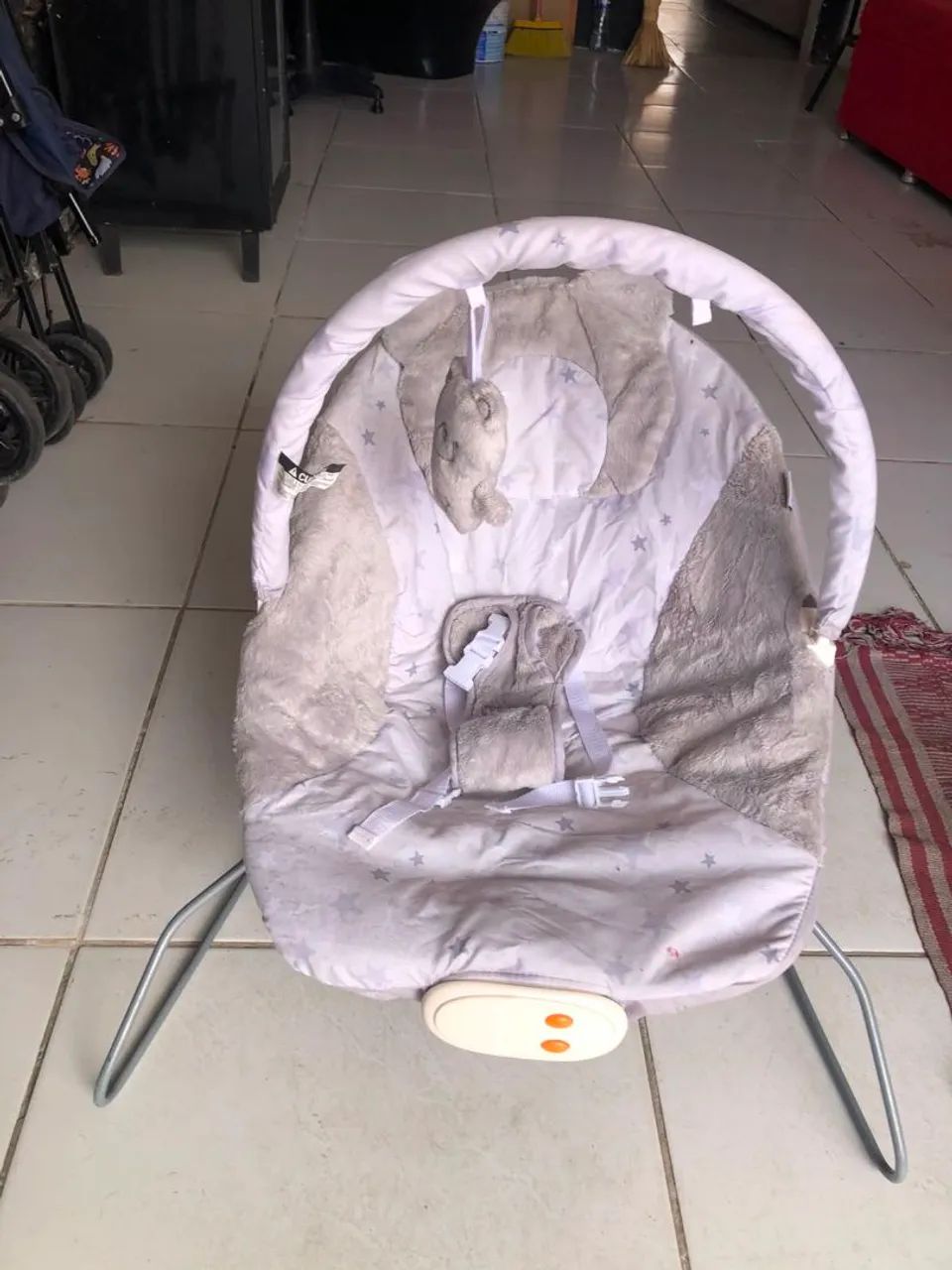 Cadeirinha de balanço q vibra e toca musica  - Foto 5