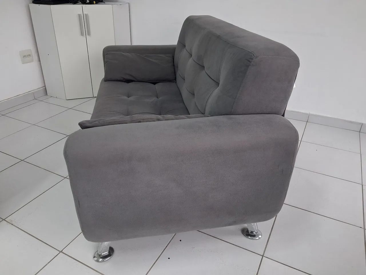 Sofá tecido suede moderno 2 lugares pés galvanizados - Foto 5