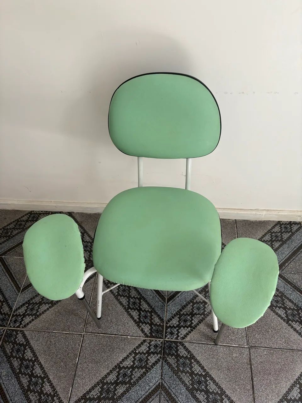 Cadeira com apoio para os bracos para coleta de sangue
