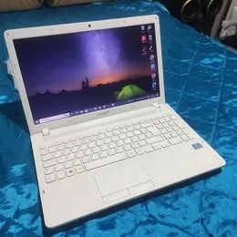 Notebook Samsung NP270e5g Intel Core i3-3110m 2.4Ghz Tela 15 8Gb Ram SSD 240Gb Windows 10