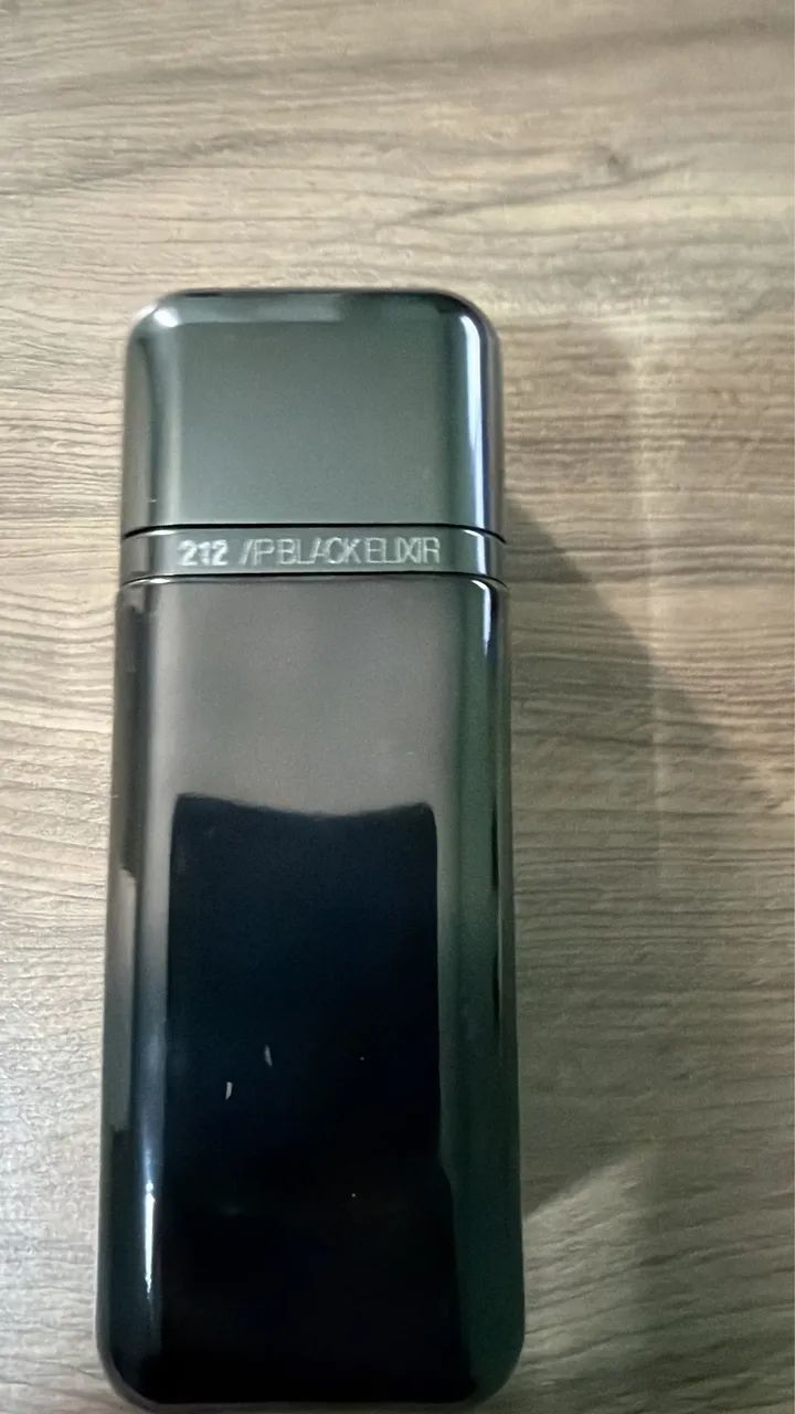 Perfume Carolina Herrera 212 Vip Black Elixir 100ml - Foto 2