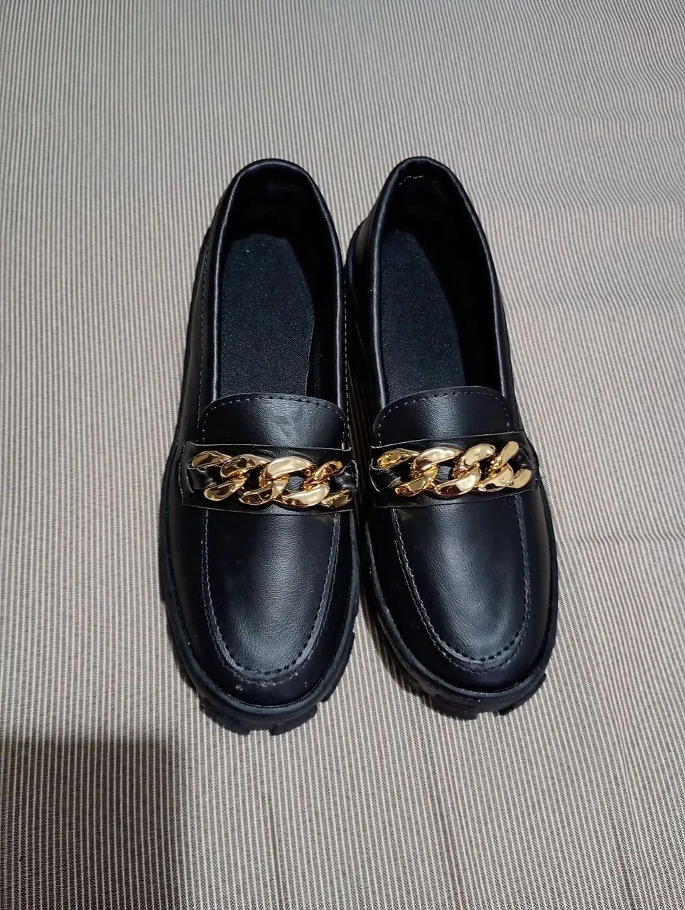 Mocassim com corrente dourada