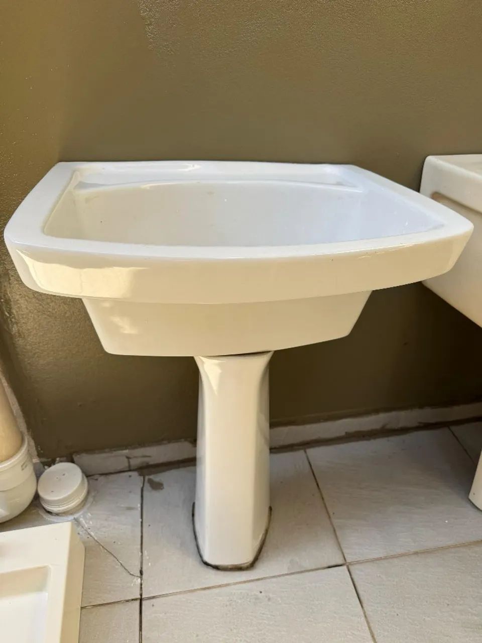 Selling 22L Kitchen Sink with Pedestal – Deca