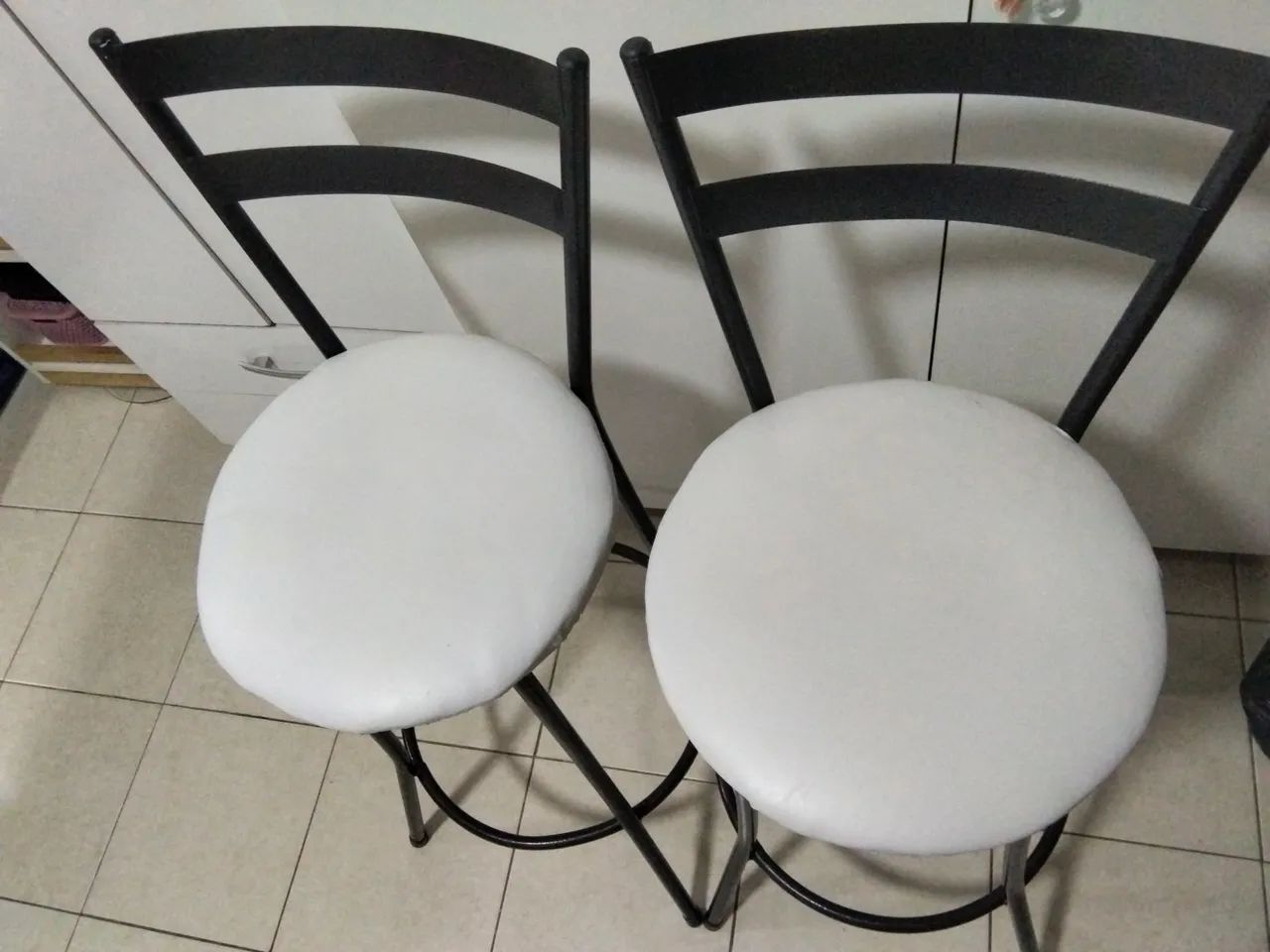 2 Banquetas Altas Pretas com Assento Estofado - Par - Foto 2