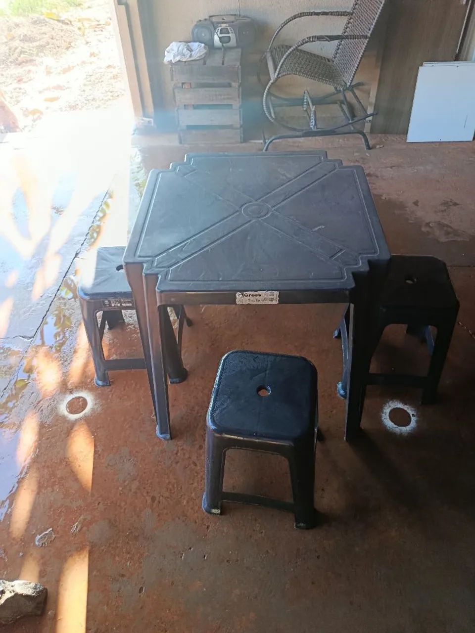 Mesa de plástico com 4 banquetas, usadas  - Foto 2