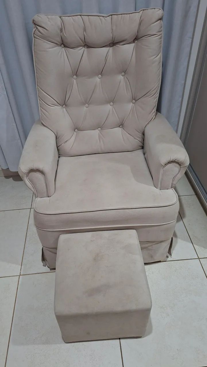 Poltrona de balanço de amamentação.  