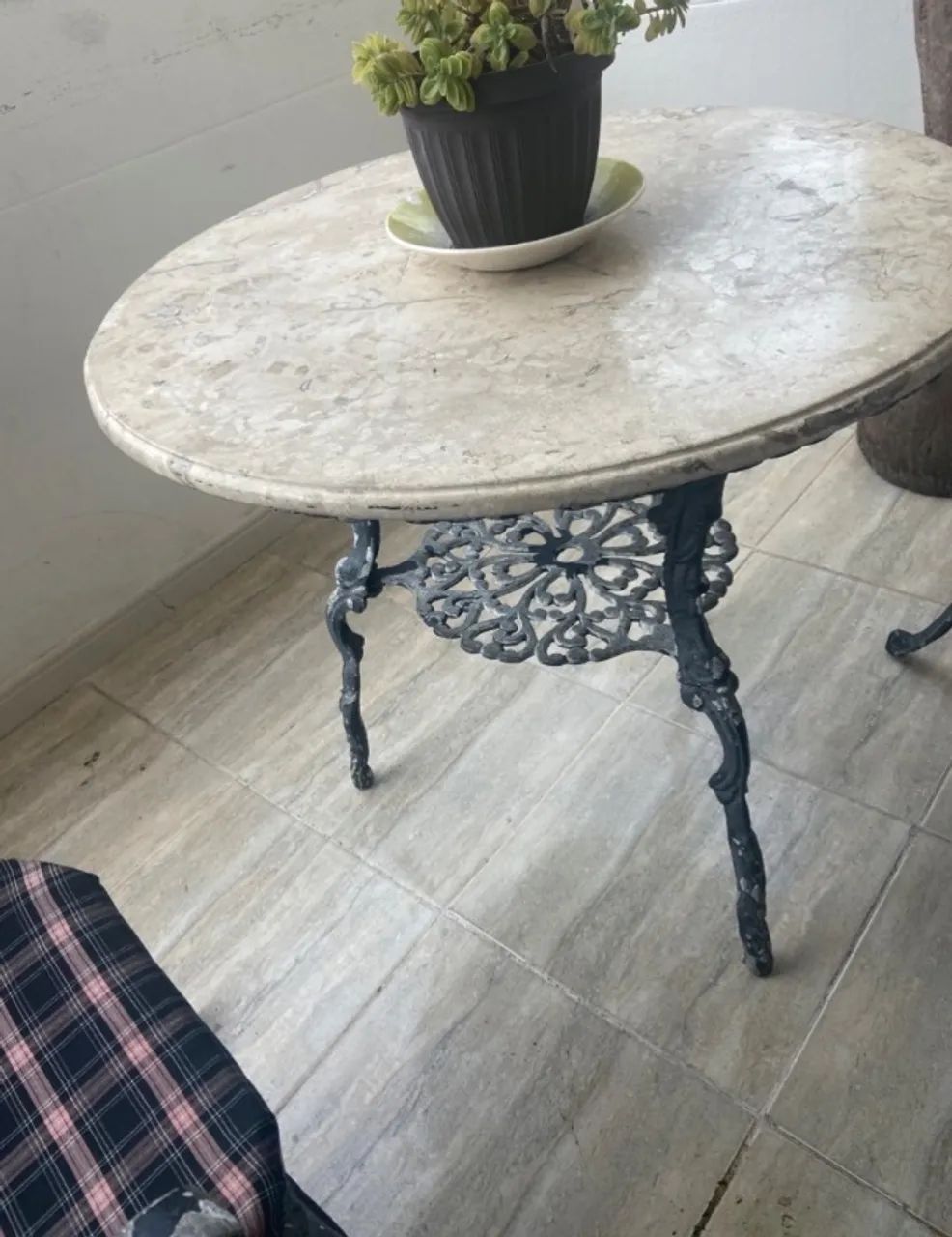 Mesa, sofá e cadeiras
