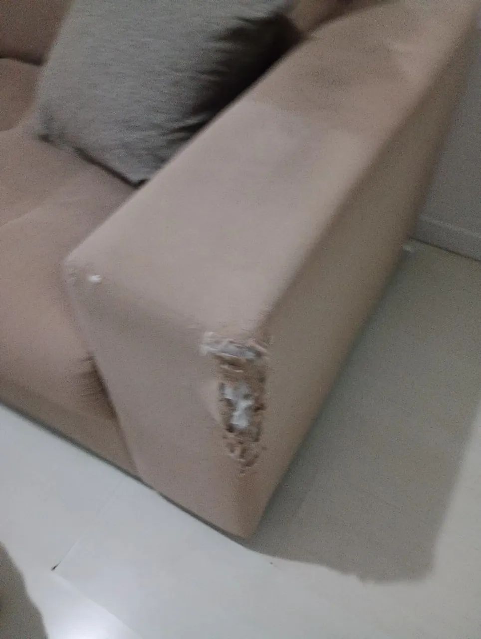 Sofá dois lugares Suede bege  - Foto 2