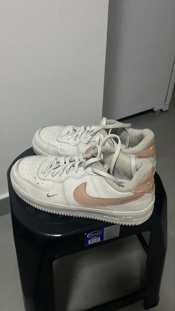 Tênis Nike Air Force Branco com Detalhes Rosa e Dourado - Foto 4