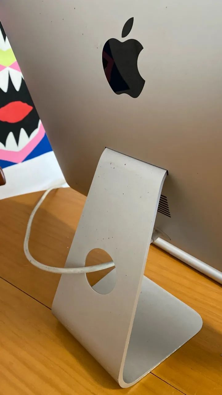 iMac 21.5? mid 2014 com Magic Mouse e o Teclado Apple originais