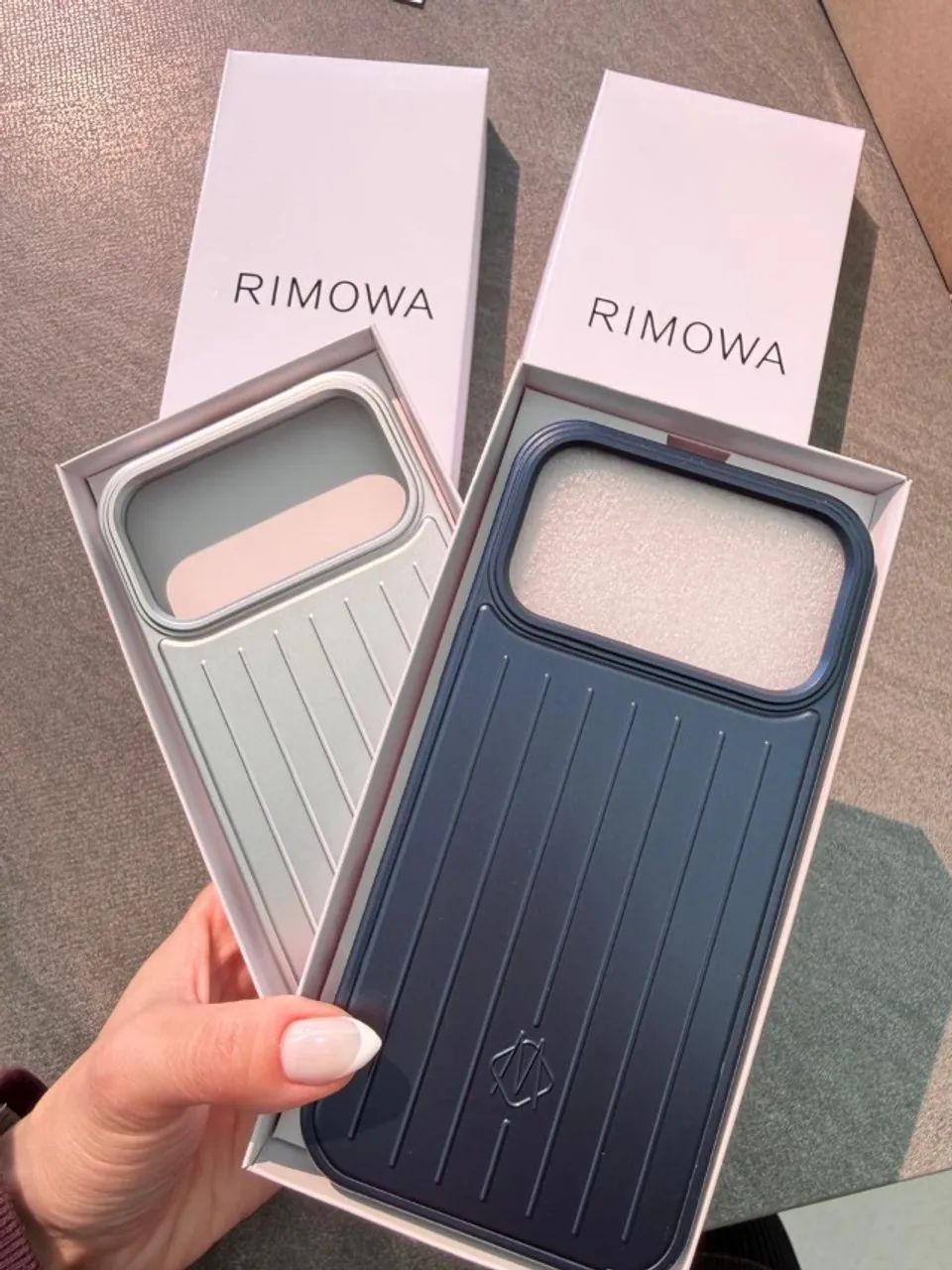 Case iPhone 17 Pro Max Compatível iPhone Rimowa Modelo Mala - Foto 4