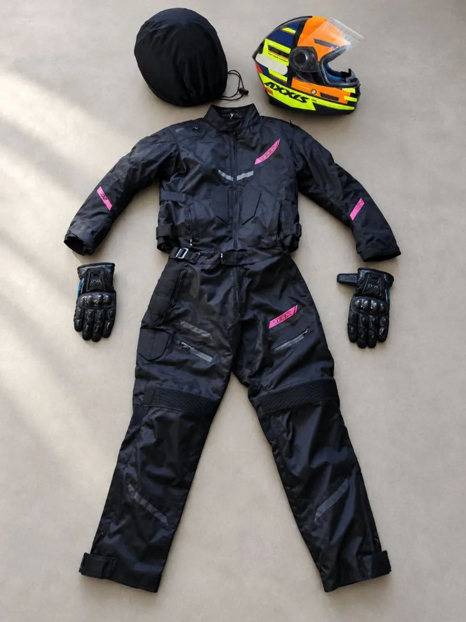 Vendo trajes, capacete e luva para moto
