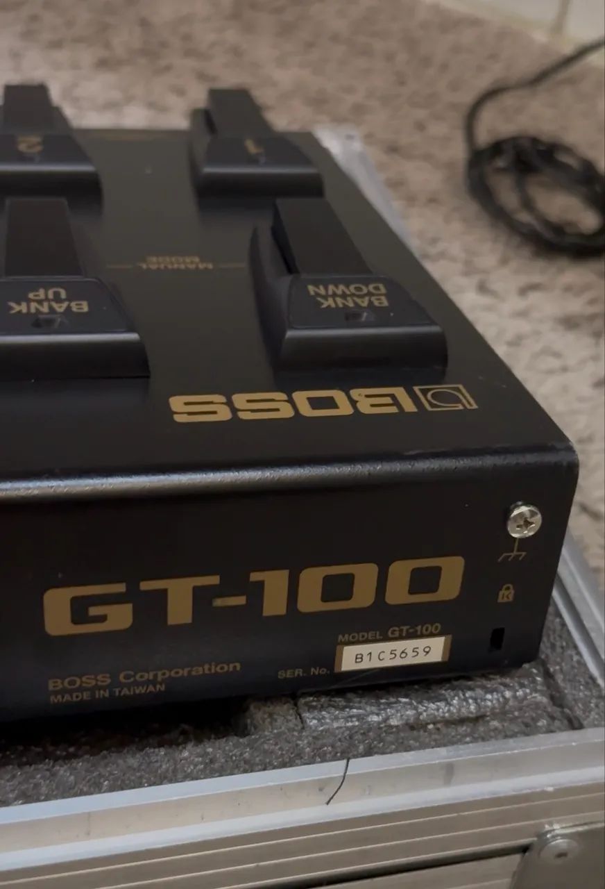 BOSS GT-100 Guitar Multi-Effects Pedal + Case