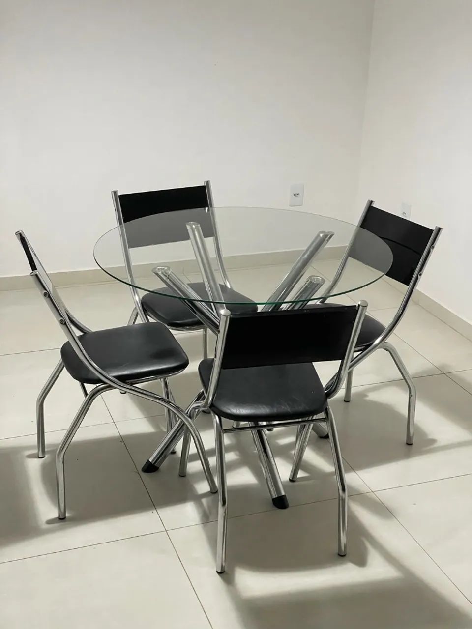 Mesa com 4 cadeiras  - Foto 2