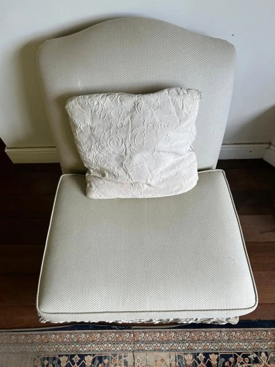 Poltrona clássica com base entalhada - Excelente estrutura - Foto 2