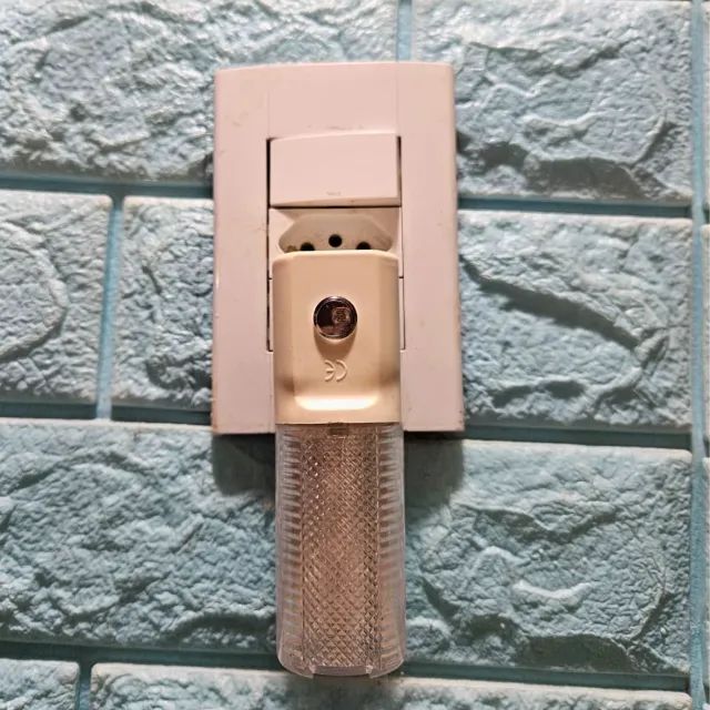 Stenio - Mini Abajur Noturno Bivolt com Sensor Automático para Tomada - SCS61 - Foto 2